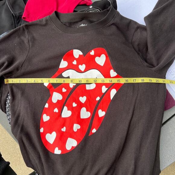 ROLLING STONES black with red tongue & lips sweatshirt women's size M - Picture 7 of 7